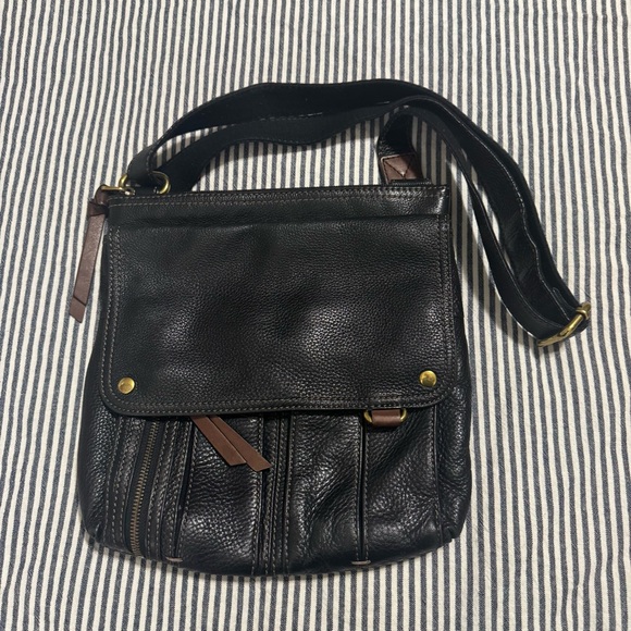 Fossil Bag & Wallet Bundle – Leather & Fabric Crossbody + Tote (5 Pieces) - Picture 6 of 16